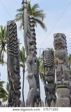 geschnitzten Tiki-Statuen in hawaii