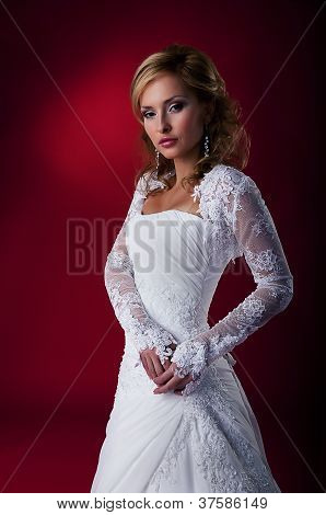 Hochzeit Modell schÃ¶ne Frau gestalten in Braut Kleid Studioaufnahme