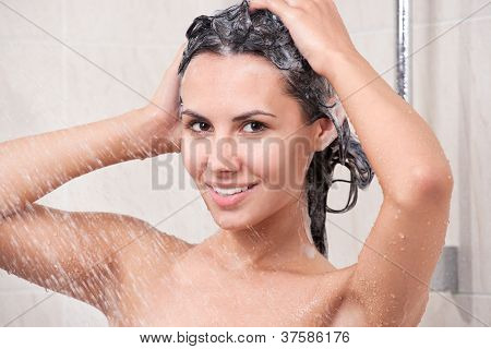 Junge Frau, die Leiter von Shampoo waschen