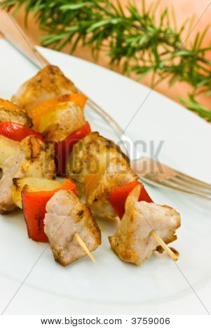 Dwa szaszłyk z sałatką Onionred papryki.