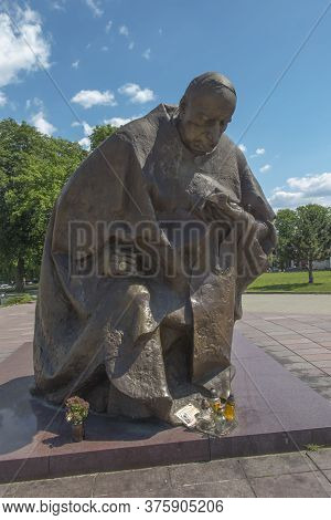 Czestochowa, Poland June 23, 2020: Monument To Cardinal Stefan Wyszynski Kneeling In Front Of The Ma