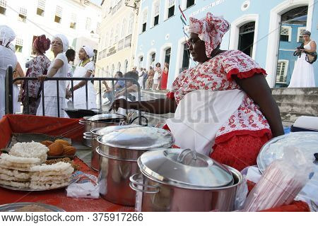 Salvador, Bahia / Brazil - May 21, 2013: Baiana De Acaraje Prepares Food In Sales Tray At Pelourinho