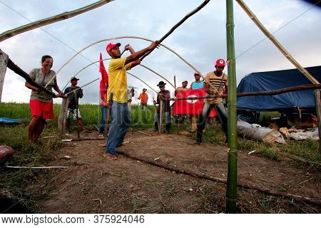 Itamaraju, Bahia / Brasil - April 26, 2010: Member Of The Landless Movement - Mst - Are Seen Pitchin