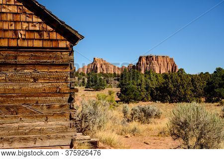 Morrell Line Cabin At The Edge Of Cathedral Valley In Utah