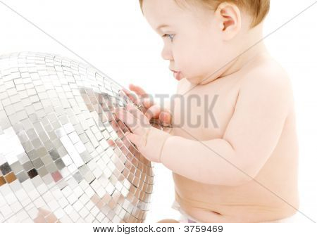 Adorabile Baby Boy con grande sfera da discoteca