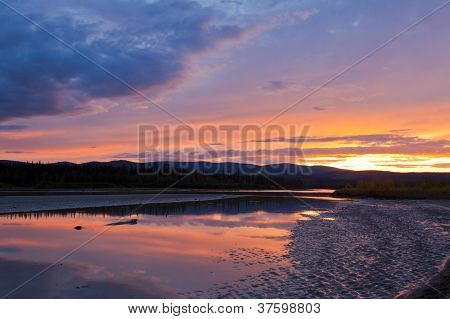Bel tramonto sul fiume Yukon vicino a Dawson City