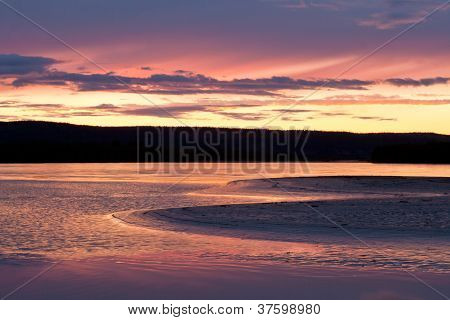 Bel tramonto sul fiume Yukon vicino a Dawson City