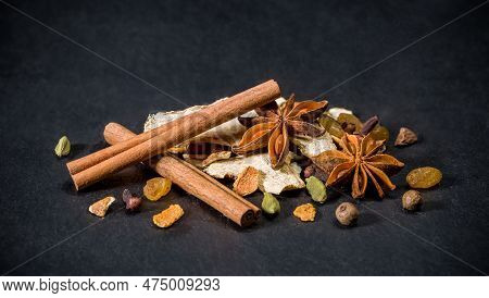 Mulled Wine Ingridient Spices, Cinnamon, Star Anise, Orange, Badian, Nutmeg, Muskat. Xmas Wine.