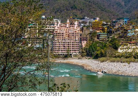 Rishikesh, Uttarakhand, India - 28.03.2023: Beautiful River Ganga In Rishikesh Surrounded By Ashrame