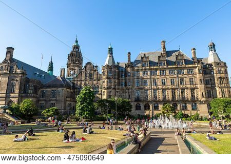 Sheffield, Uk - June 16, 2022: Sheffield Town Hall And Peace Gardens In A Sunny Summer Day In Sheffi