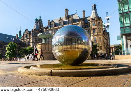 Sheffield, Uk - June 16, 2022: The Sculpture Stainless Steel Spheres And Sheffield Town Hall In A Su