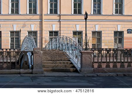 Il ponte che attraversa il canale.