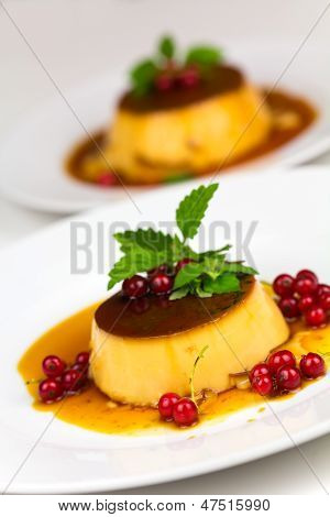 Creme Caramel con ribes rosso, isolata on White