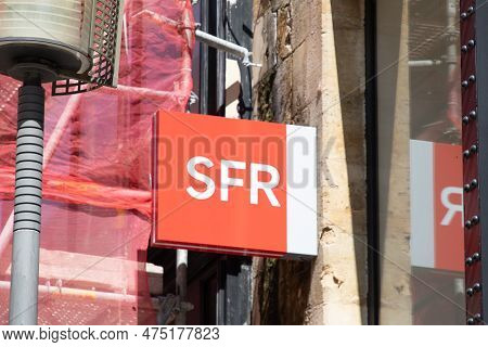 Bordeaux ,  Aquitaine France - 04 17 2023 : Sfr Text Logo Brand And Sign Front Entrance Wall Facade 