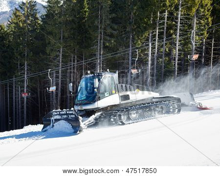 เลื่อน piste basher สกี