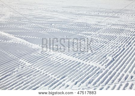 สกีแทร็กในการ piste groomed สด