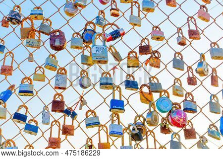 Los Angeles, California - December 19, 2022: Romantic Fence At Runyon Canyon Adorned With Numerous L