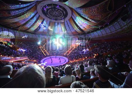 Moskwa - grudzień 31: Laser show w Arena z wielkim moskiewskim cyrku Państwa Vernadsky Prospekt 31 Dec, 2