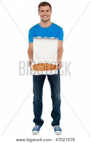 Rento kaveri osoittaa vastaleivottuja Yummy Pizza