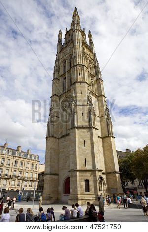 BORDEAUX, Frankrijk - 6 augustus: Mensen een bezoek aan de beroemde St. Michel Cathedral, in het stadscentrum, op
