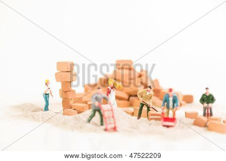 Miniature håndværkere gør byggearbejde