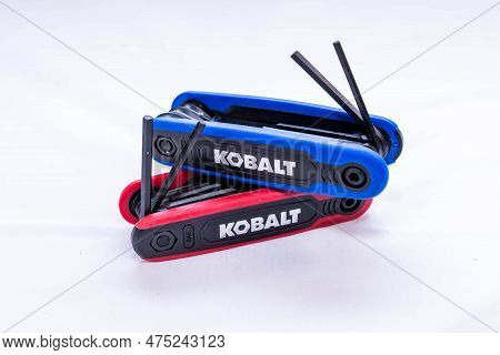 Pittsburgh, Pennsylvania, Usa April 23, 2023 Two Sets Of Kobalt Allen Keys, One Red, The Other Blue,