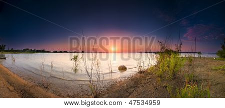 Sunrise Benbrook göl kenarında