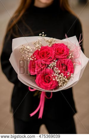Photo Of Luxury Composition Of Fresh Red Roses, White Gypsofila And Pink Feathers