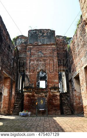 Sculpture Carving Ancient King Somdet Phra Narai Maharat Statue On Brick Wall Of King Na Rai Ratchan