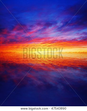 Bel tramonto sopra l'acqua