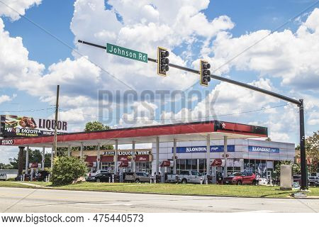 Conyers, Ga Usa - 07 27 20: Landscape View Of An Urban Texaco Convenience Store