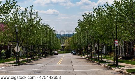 Pittsburgh, Pennsylvania, Usa April 25, 2023 A Tree Lined Summerset Drive In The Summerset Neighborh
