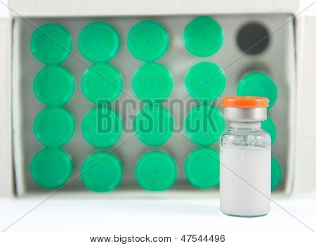 ขาว Suspention ในคอนแทคฉีดบนกรี Vials พื้นหลัง