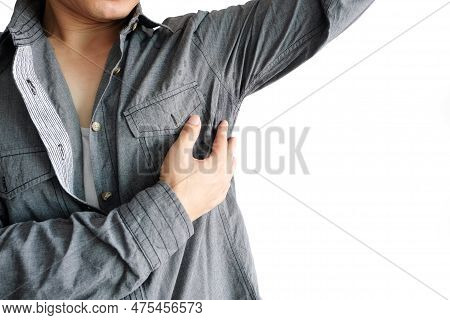 Men Wear White Sleeves, Arms Are Covered With Armpits, Sweat Are Unclean And Unclean. Health Care Co