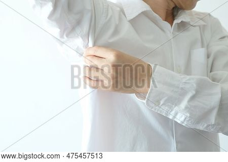 Men Wear White Sleeves, Arms Are Covered With Armpits, Sweat Are Unclean And Unclean. Health Care Co
