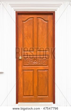 Holz Tür und weiße Wand isolieren