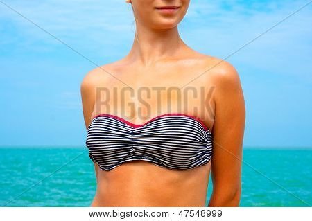 Een vrouw Sunbathes op een strand