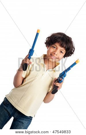 장난감 총을가지고 노는 아름 다운 혼혈 소년