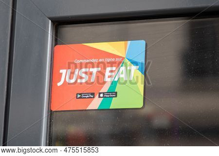 Lyon , Aura France - 04 20 2023 : Just Eat Sign Brand And French Text Sticker App On Door Entrance W