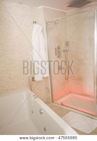 Zeitgenössische Badezimmer Luxussuite