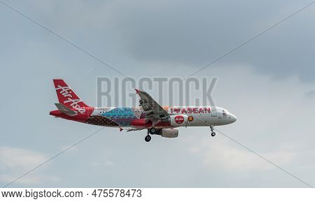 Manila, Philippines, February 20, 2017: Airasia Airlines Airbus A320 Rp-c8974 Landing In Manila Inte