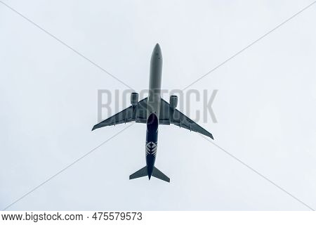 London, England - September 27, 2017: New Zealand Airways Boeing 777 Zk-okm Taking Off In London Hea