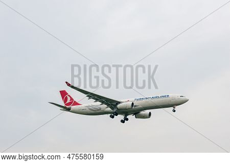 London, England - September 27, 2017: Turkish Airlines Airbus A330 Tc-jnj Landing In London Heathrow