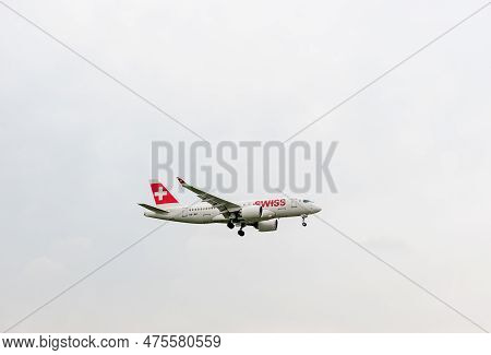 Taipei, Taiwan - November 30, 2017: Swiss Airlines Bombardier Cs100 Hb-jbf Landing In London Heathro