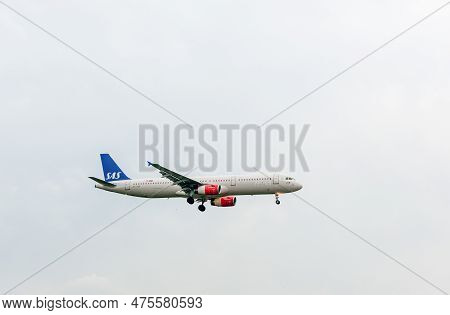 London, England - September 27, 2017: Sas Airlines Airbus A321 Oy-kbh Landing In London Heathrow Int