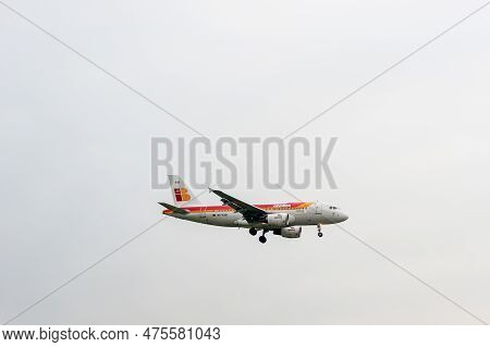 London, England - August 22, 2016: Iberia Airlines Airbus A319 Ec-kub Landing In London Heathrow Int