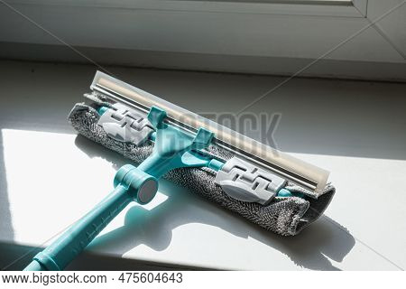 Window Cleaner Squeegee, Microfiber Squeegee And Scrubber. Long Handle Professional Squeegee For Out