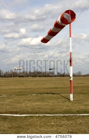 Planeur tiré au-dessus d'un aérodrome