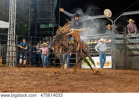 Itaja, Goias, Brazil - 04 22 2023: Rodeo Event In The Horse Riding Modality Called Cutiano