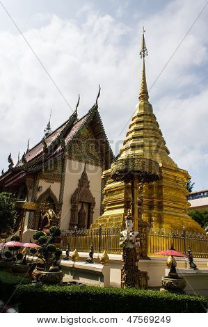 Ubosot ja Chedi Wat Sri Don Moon, Chiangmai, Thaimaa